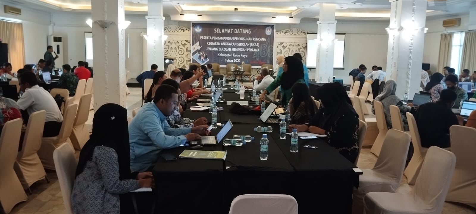 DINAS PENDIDIKAN DAN KEBUDAYAAN KUBU RAYA LAKUKAN PENDAMPINGAN PENYUSUNAN RKAS