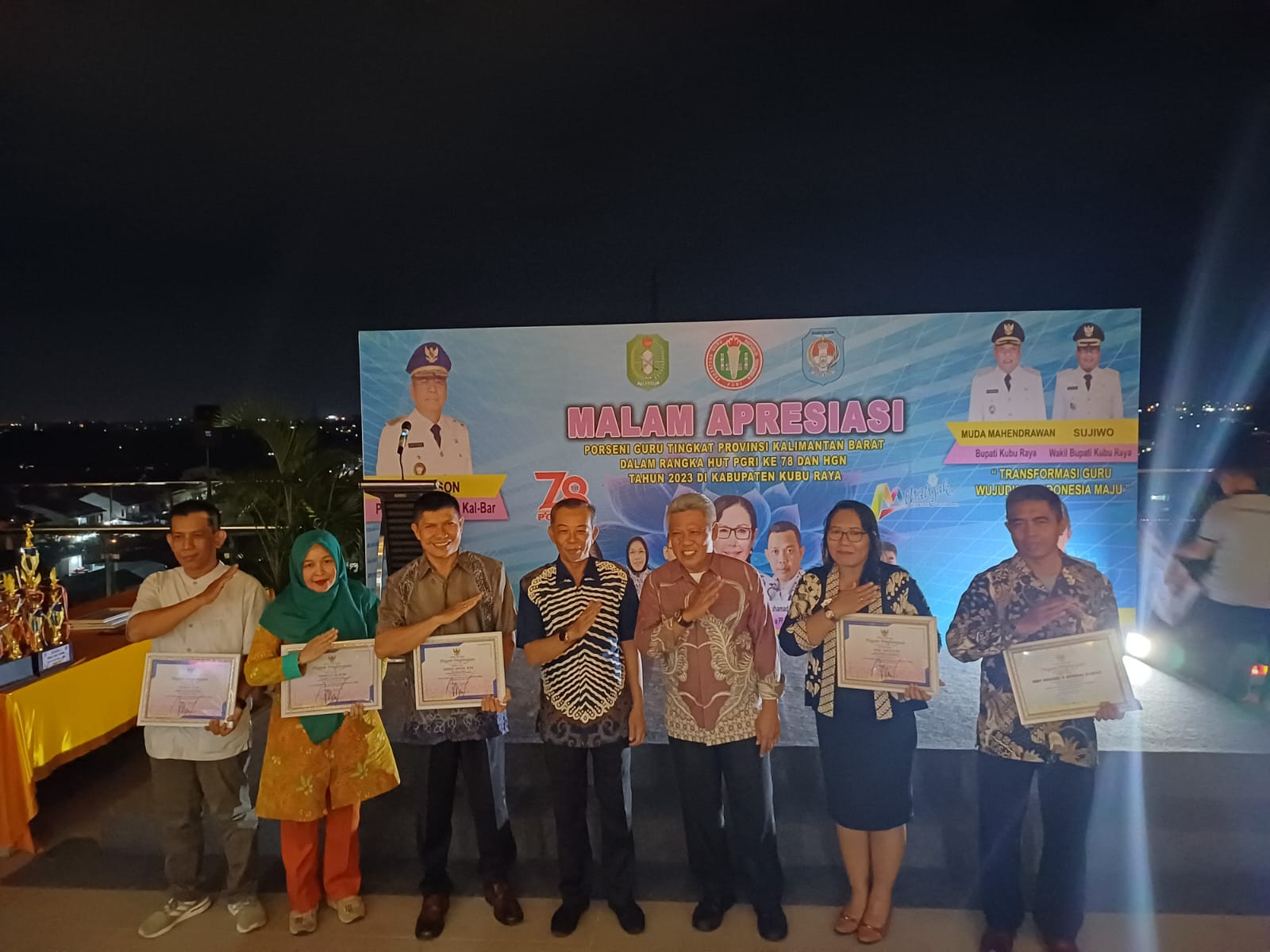 Penyerahan Penghargaan PEMDA KKR Kepada Pelaksana Program Sekolah Penggerak.dan Guru Penggerak